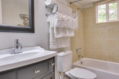 y baño con lavabo, aseo y bañera. en Charleston Vacation Rental with Yard! en Charleston