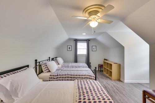 2 camas en un dormitorio con ventilador de techo en Charleston Vacation Rental with Yard! en Charleston