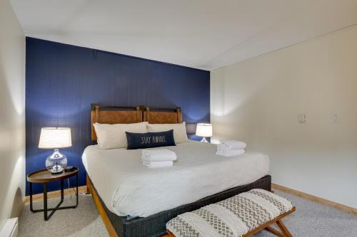 una camera da letto con un letto grande con una parete blu di Ski Retreat Keystone Resort Condo with Heated Pool! a Keystone