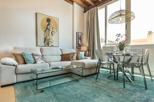 Duplex with private terrace & city views - Center by REMS
