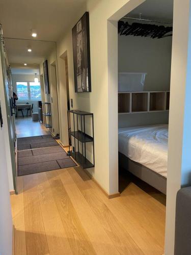 1 dormitorio con 1 cama y pasillo con mesa en Frognervein Terrace Penthouse en Oslo