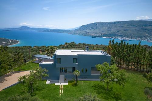 una casa en una colina con vistas al agua en SeaSilia Luxury Villa en Korakiaí