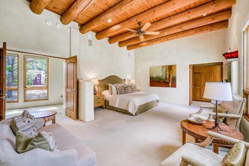 una camera con letto e ventilatore a soffitto di Casa & Casita Tres Hermanos a Santa Fe