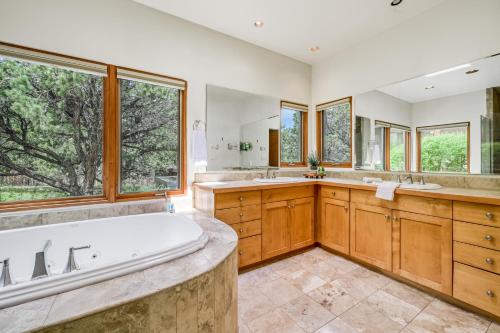 un ampio bagno con vasca, due lavandini e finestre di Casa & Casita Tres Hermanos a Santa Fe