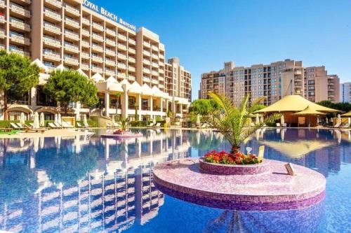 Bazén v ubytování Studio in 5 star hotel resort Barcelo Royal Beach nebo v jeho okolí