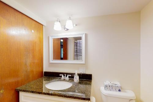 Phòng tắm tại Belmont Beach Cottage