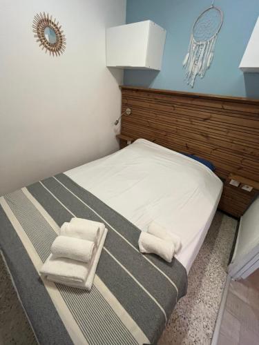 une chambre avec un lit avec des serviettes dessus dans l'établissement A Pied du Port de Bandol et de sa Plage, à Bandol