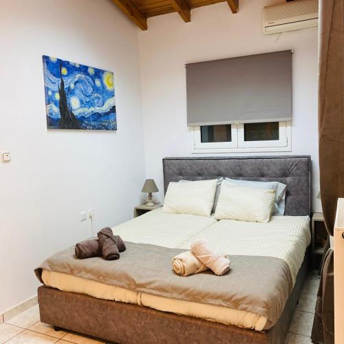 1 dormitorio con 1 cama con 2 almohadas en Comfort and relaxation, en Pireo