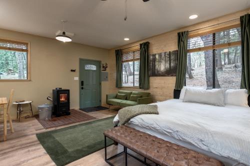 ein Schlafzimmer mit einem großen Bett und einem Kamin in der Unterkunft Little House in the Big Woods in Forest Ranch