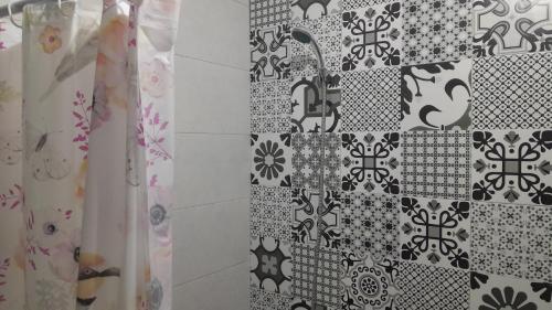 un bagno con piastrelle bianche e nere sul muro di Chez Nor a Tangeri