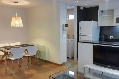cocina y comedor con mesa y sillas en Spacious and Modern Apartment in Palermo en Buenos Aires