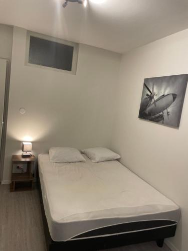 une chambre avec un lit et un tableau au mur dans l'établissement Maison duplex vue cité, à Carcassonne