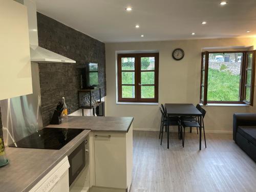 une cuisine et un salon avec une table et des chaises dans l'établissement Maison duplex vue cité, à Carcassonne