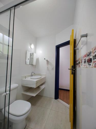 a bathroom with a toilet and a sink at Recanto Serra do Trovão in Ouro Preto