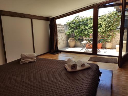 Un dormitorio con una cama y una ventana grande. en Vicolo degli Osci, en Caserta
