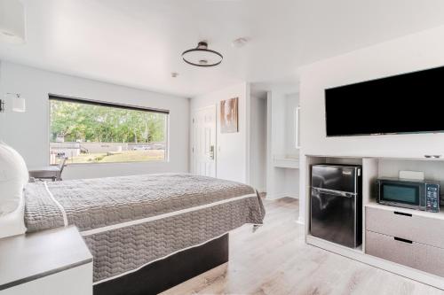 a bedroom with a bed and a flat screen tv at Blue Beach Motel Providence North Kingstown in North Kingstown