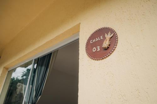 a clock on the side of a building at Chalé das Carpas in Penedo