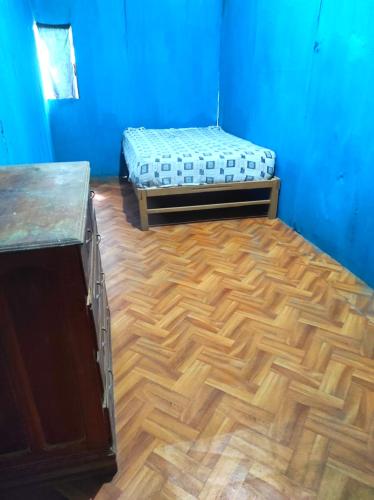 Pokój z 2 łóżkami i drewnianą podłogą w obiekcie EL REENCUENTRO w mieście Pucallpa
