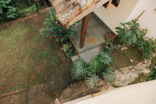 an overhead view of a garden with plants and a bench at Chalé das Carpas in Penedo