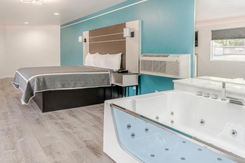 a hotel room with a bed and a bath tub at Blue Beach Motel Providence North Kingstown in North Kingstown