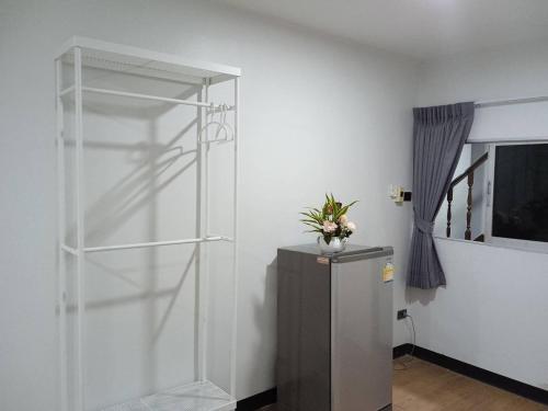 een kamer met een glazen wand en een plank bij NK Guesthouse 1 in Klong Toi
