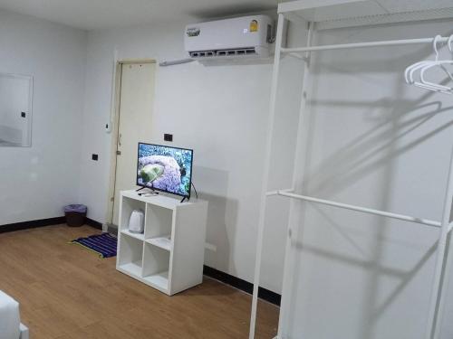 Una televisión o centro de entretenimiento en NK Guesthouse 1