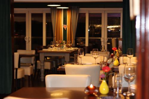 Restaurace v ubytování The Waterfront Boutique Hotel