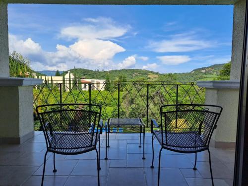 3 sillas y una mesa en un balcón con vistas en Ixtapan de la Sal Marriott Hotel & Spa, en Ixtapan de la Sal