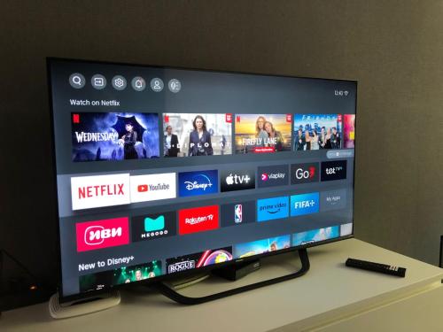 Televisyen dan/atau pusat hiburan di Kingsize bed SELF CHECK IN & Smart tv and FREE Parking