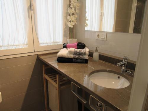 A bathroom at Apartamentos Ilíberis