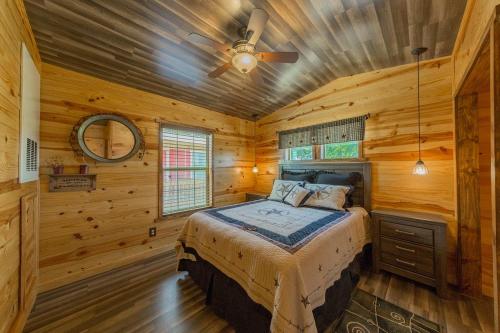 Schlafzimmer mit einem Bett und einem Deckenventilator in der Unterkunft D&R Rivercity RV Resort in New Braunfels