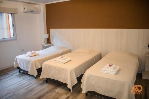 um quarto de hospital com duas camas com toalhas em Apart Design em Tartagal