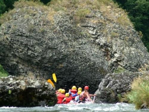 a group of people in a raft in a river at Maison de charme en pierres - Proche Puy-en-Velay, idéal familles, randos & confort moderne - FR-1-582-48 in Vergezac