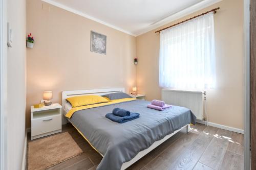 ein Schlafzimmer mit einem Bett mit zwei Handtüchern darauf in der Unterkunft Family friendly house with a parking space Tuheljske Toplice, Zagorje - 21109 in Tuhelj