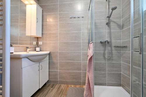 ein Bad mit einer Dusche und einem Waschbecken in der Unterkunft Family friendly house with a parking space Tuheljske Toplice, Zagorje - 21109 in Tuhelj