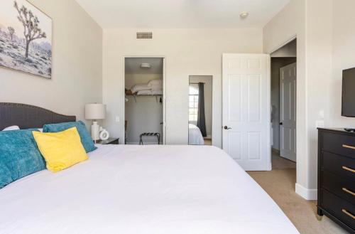 Katil atau katil-katil dalam bilik di 1 BR Condo Pool Hot Tub Sleeps 4 Views