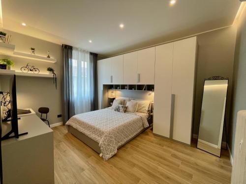 1 dormitorio con 1 cama y armarios blancos en Luxury Downtown - Milan MF Apartments, en Milán