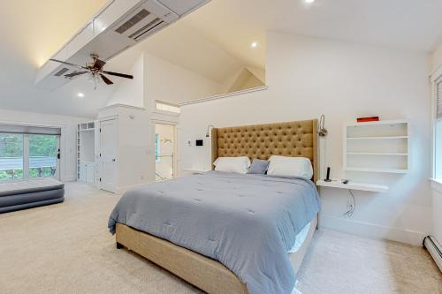 1 dormitorio con 1 cama grande y ventilador de techo en Webb River House, en Rumford