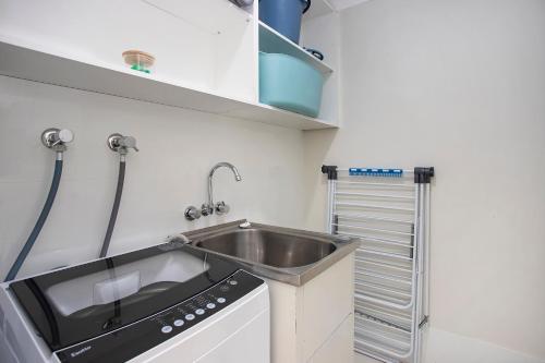 Кухня или мини-кухня в Serenity at Umina Beach Renovated Coastal Retreat
