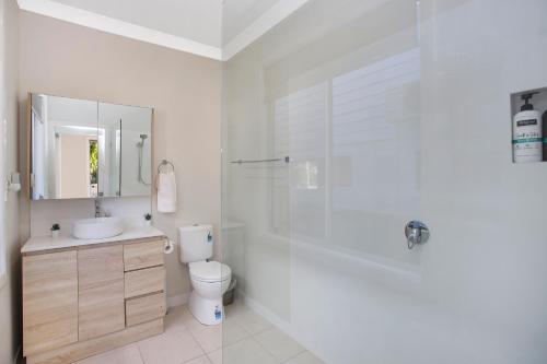 Ванная комната в Serenity at Umina Beach Renovated Coastal Retreat