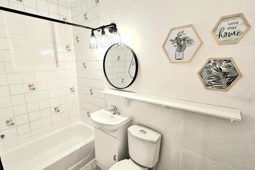 ein Badezimmer mit Toilette, Waschbecken und Spiegel in der Unterkunft WOW - 2CH Vieux-Limoilou à proximité Vieux-QC in Québec