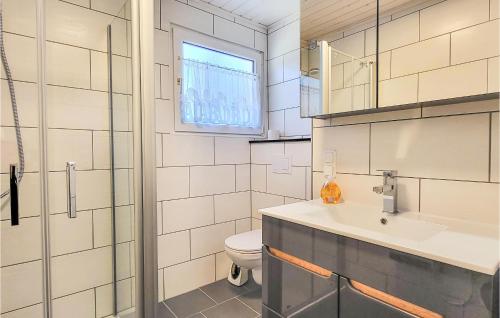 a bathroom with a toilet and a sink and a window at Stunning Home In Mirow Ot Granzow With Kitchen in Granzow