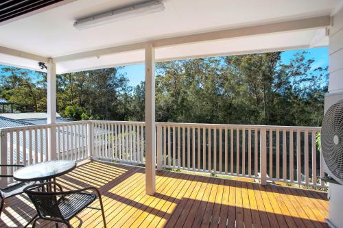 une terrasse couverte avec une table et des chaises. dans l'établissement Renovated Coastal getaway with water views, à Umina