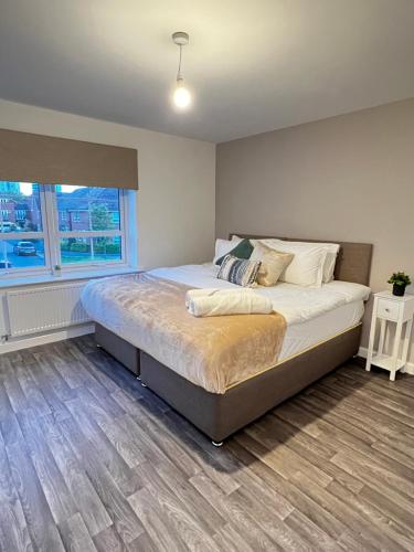 Krevet ili kreveti u jedinici u okviru objekta Comfy 2-bed home - Contractors and Leisure