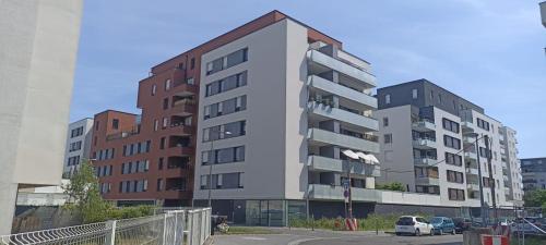 un edificio de apartamentos alto junto a un aparcamiento en Chambre nature chez l'habitant, en Estrasburgo