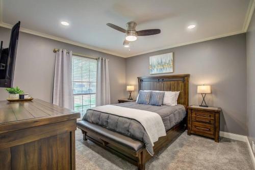 um quarto com uma cama, uma secretária e uma janela em Beautiful 4 bedroom home with Pool, Hot Tub & More em Tyler