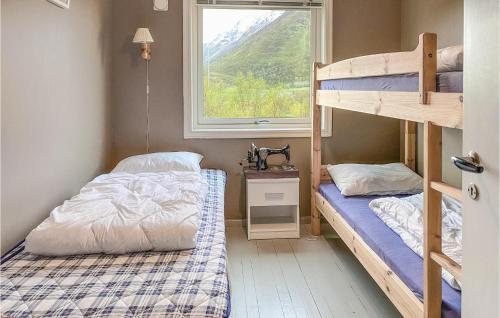 2 beliches num quarto com uma janela em Lovely Home In Bstad With Kitchen em Alstad