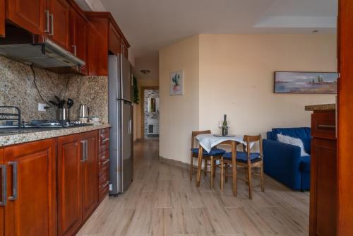 a kitchen and dining room with a table and chairs at Loft con terraza en Santo Domingo in La Estrella