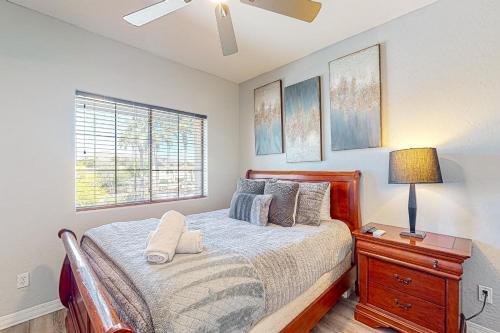 una camera con letto, lampada e finestra di A Slice of Scottsdale Serenity a Scottsdale