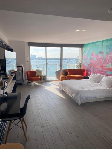 - une chambre avec un lit et une vue sur l'océan dans l'établissement Bay view king suite with balcony, à Miami Beach